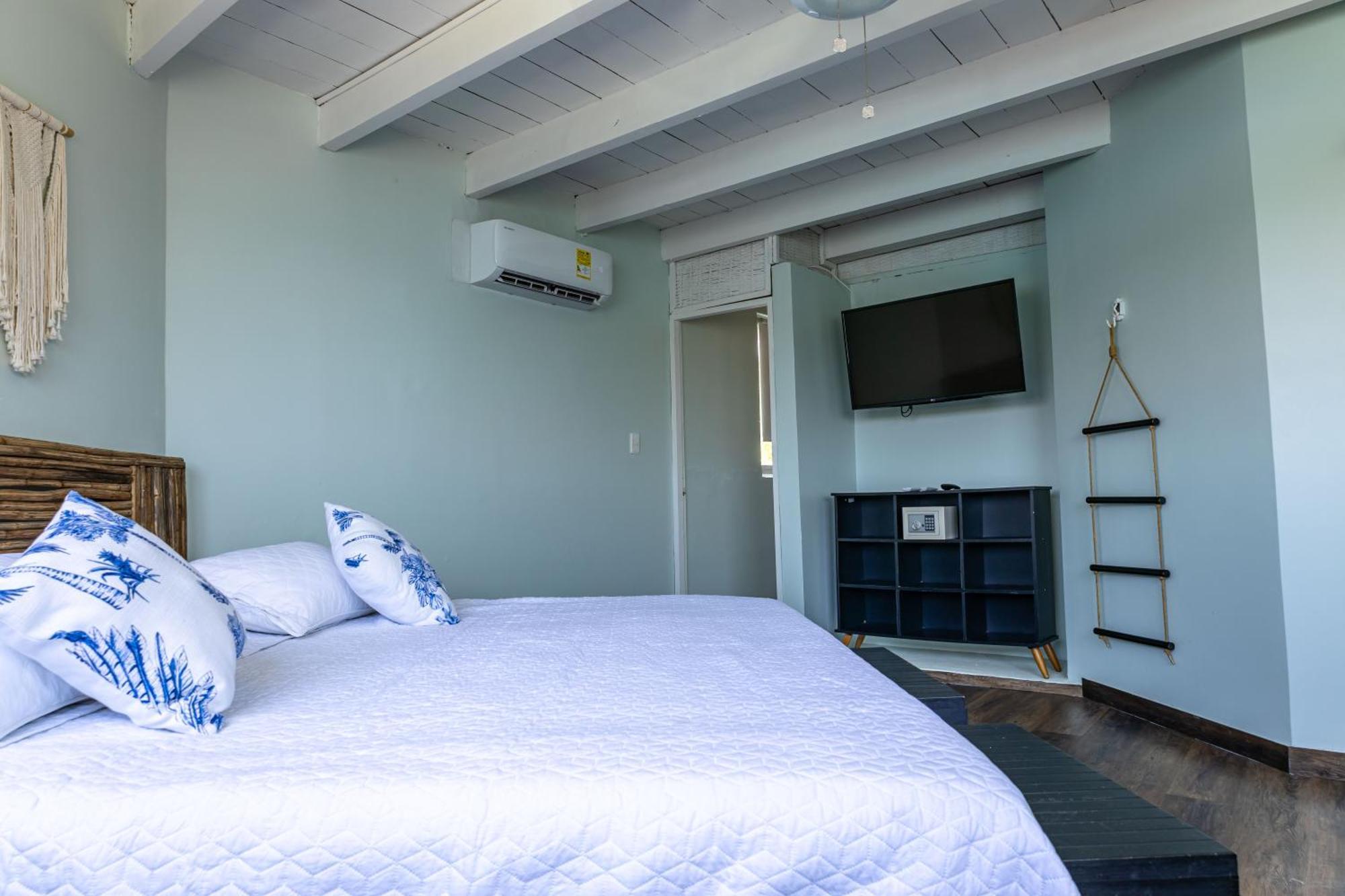 Fragata Island House Hotel Cartagena Room photo